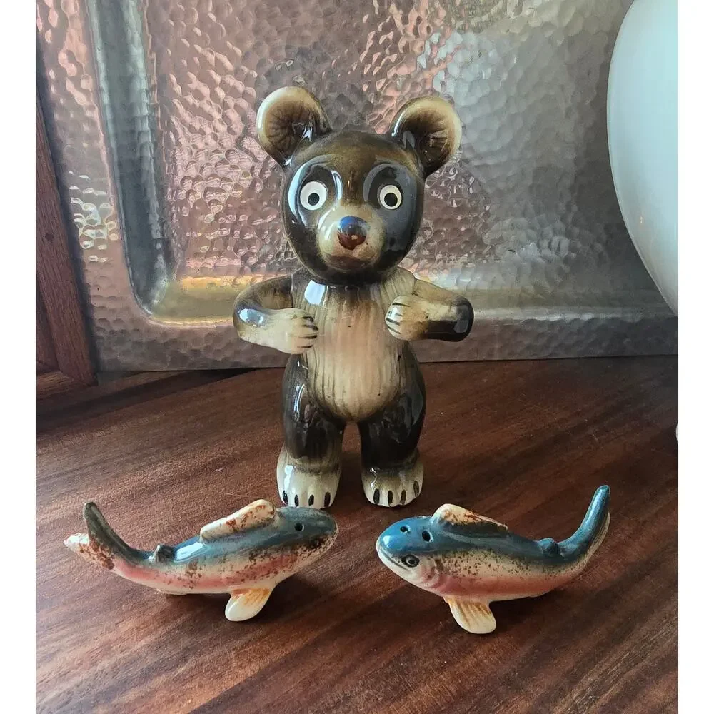 Vintage Victoria Ceramics Bear Holding Trout Salt Pepper Shakers Cabin‎ Woodland